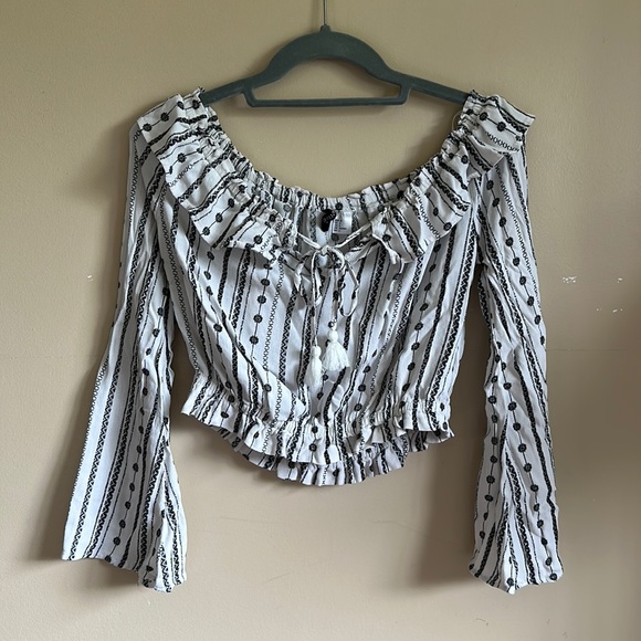 Divided Tops - Divided Black and white patterned long sleeves crop top size 6